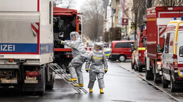 Bei dem Anti-Terror-Einsatz Anfang 2023 in Castrop-Rauxel waren Beweismittel von Menschen in Schutzanz&uuml;gen gesichert worden. (Foto Archiv) - &copy; Bernd Thissen/dpa