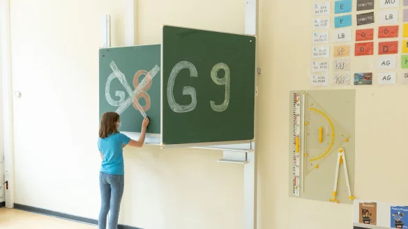 In den Gymnasien laufen die Vorbereitungen auf Hochtouren für die letzte Ausbaustufe der Rückkehr zum neunjährigen Bildungsgang. (Symbolbild) - © Friso Gentsch/dpa