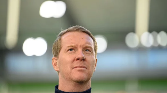 K&ouml;lns Trainer Timo Schultz steht vor dem Spiel im Stadion. - &copy; Swen Pf&ouml;rtner/dpa/Archivbild