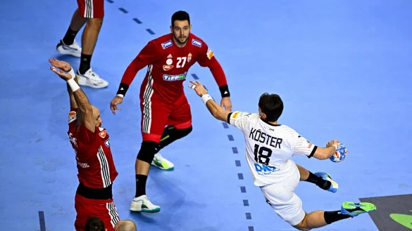 Julian K&ouml;ster (r) und die DHB-Auswahl machten einen gro&szlig;en Schritt Richtung Halbfinale. - &copy; Tom Weller/dpa