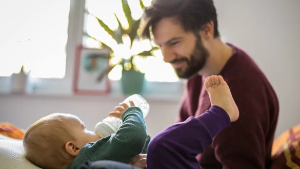 M&auml;nner sto&szlig;en in der Arbeitswelt immer noch auf Vorbehalte, wenn sie mehr als zwei oder drei Monate Elternzeit nehmen wollen. - &copy; Christin Klose/dpa-tmn/dpa