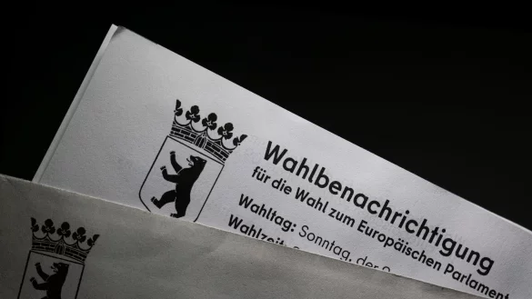 Eine Wahlbenachrichtigung f&uuml;r die Wahl zum Europ&auml;ischen Parlament steckt in einem Briefumschlag. - &copy; Sebastian Gollnow/dpa