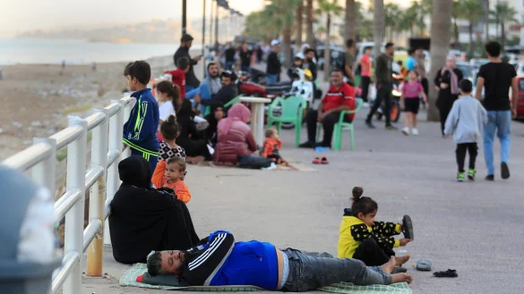Zehntausende Libanesen flohen vor den israelischen Luftangriffen Richtung Norden. - &copy; Mohammad Zaatari/AP/dpa