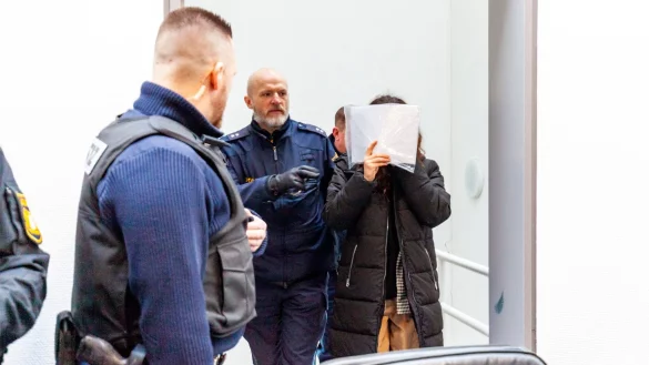 Die angeklagte 24-Jährige kommt zum Mordprozess. Sie soll eine Doppelgängerin umgebracht haben, um untertauchen zu können. - © Cornelia Hammer/dpa