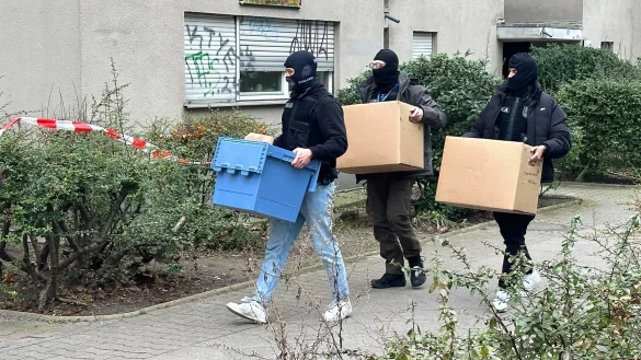 Nach der Festnahme von Daniela Klette setzt die Berliner Polizei ihren Einsatz in der Wohnung der fr&uuml;heren RAF-Terroristin fort. - &copy; Paul Zinken/dpa