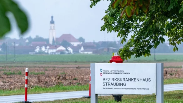 Vier M&auml;nner sind am Samstagabend im niederbayerischen Straubing aus einer geschlossenen Klinik entflohen. - &copy; Armin Weigel/dpa