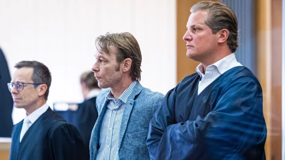 Christian B. (M.) kam am Freitag wieder ohne Rollstuhl in den Prozesssaal - &copy; Moritz Frankenberg/dpa Pool/dpa