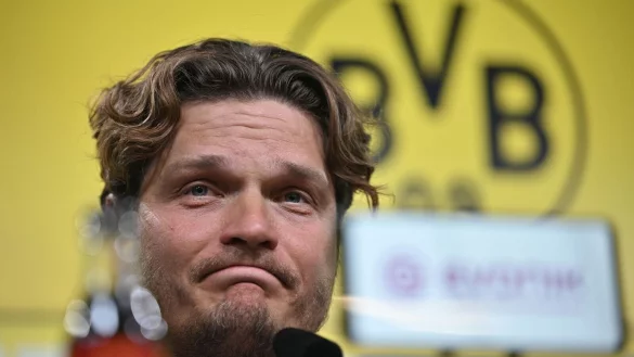 Borussia Dortmunds Trainer Edin Terzic bei einer Pressekonferenz nach dem Spiel. - &copy; Bernd Thissen/dpa