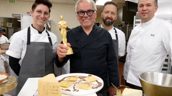 Sie kochen f&uuml;r die Stars: Wolfgang Puck und sein Team. - &copy; Barbara Munker/dpa