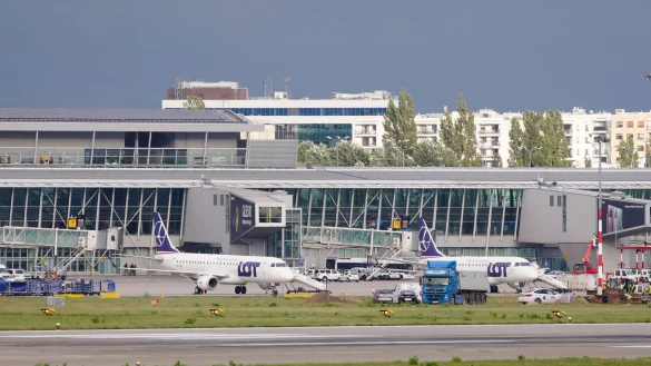 Flugzeuge der polnischen Fluggesellschaft LOT sind am Chopin-Flughafen Warschau geparkt. Polens Regierung plant, bis 2032 einen neuen Gro&szlig;flughafen in der N&auml;he der Hauptstadt zu bauen. - &copy; Jaap Arriens/XinHua/dpa