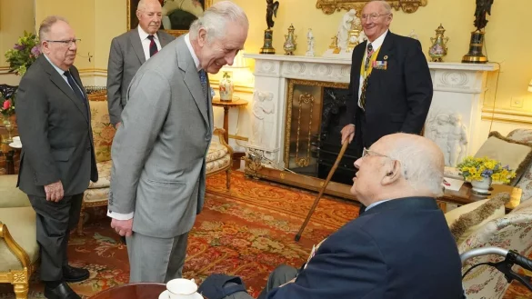 K&ouml;nig Charles III. (M) bei einer Audienz im Buckingham-Palast mit Veteranen des Koreakriegs. - &copy; Jonathan Brady/PA Wire/dpa