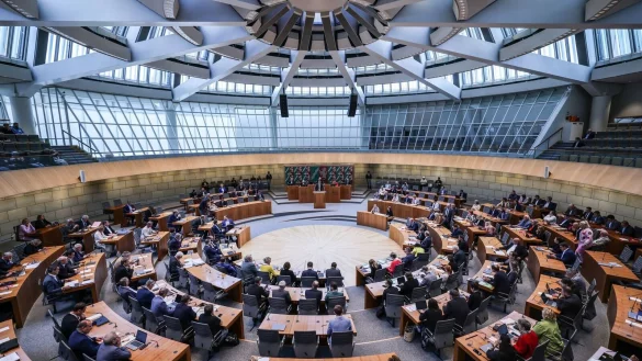 Im Düsseldorfer Landtag soll das System für namentliche Abstimmungen erneuert werden. (Archivfoto) - © Oliver Berg/dpa