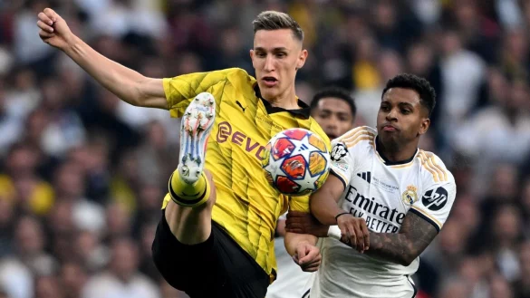 Madrids Rodrygo (r) und Dortmunds Nico Schlotterbeck k&auml;mpfen um den Ball. - &copy; Robert Michael/dpa