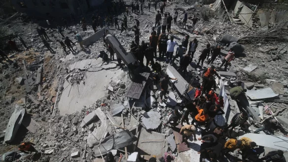 Pal&auml;stinenser inspizieren die &Uuml;berreste eines Wohnhauses in Rafah, das bei einem israelischen Angriff zerst&ouml;rt wurde. - &copy; Hatem Ali/AP/dpa