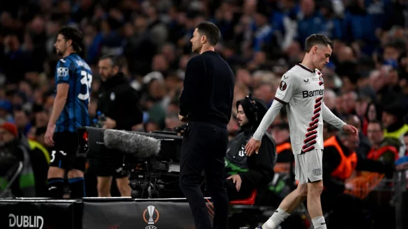 Leverkusens Florian Wirtz (r) geht nach seiner Auswechslung an Leverkusens Trainer Xabi Alonso vorbei. - &copy; Federico Gambarini/dpa