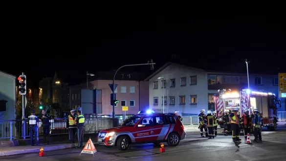 Rettungskr&auml;fte sichern den Einsatzort in Vilshofen: Sechs Menschen hat ein mutma&szlig;liche Schleuser bei seiner Flucht mit seinem Fahrzeug angefahren. - &copy; Th. Krenn/zema-medien.de/dpa