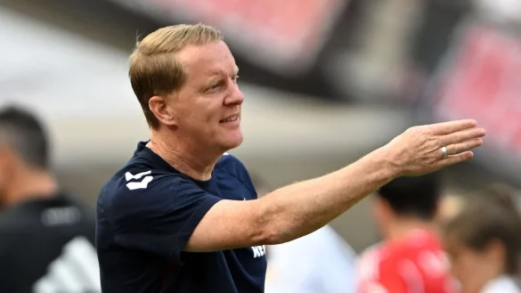 K&ouml;lns Trainer Timo Schultz gibt Anweisungen. - &copy; Federico Gambarini/dpa