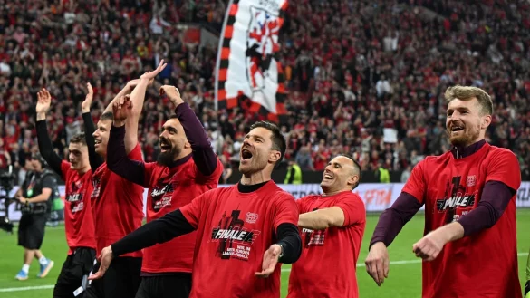 Leverkusens Spieler feiern mit den Fans nach dem Spiel. - &copy; Federico Gambarini/dpa