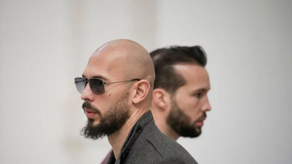 Andrew Tate (l) und seinem Bruder Tristan wird vorgeworfen, junge Frauen sexuell ausgebeutet zu haben. - &copy; Vadim Ghirda/AP/dpa