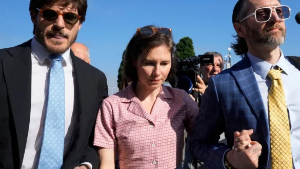 Amanda Knox mit ihrem Ehemann Christopher Robinson (r) in Florenz. - &copy; Antonio Calanni/AP