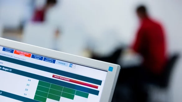 &laquo;Nicht bestanden&raquo; steht bei einer theoretischen F&uuml;hrerscheinpr&uuml;fung auf einem Computerbildschirm. - &copy; Rolf Vennenbernd/dpa/Illustration