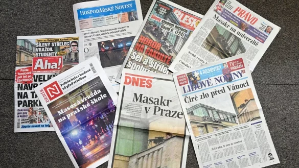 Die Titelseiten tschechischer Tageszeitungen nach der tragischen Schusswaffenattacke an der Philosophischen Fakult&auml;t der Karls-Universit&auml;t. - &copy; ?ulov&aacute; Kate&oslash;ina/CTK/dpa