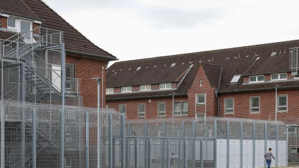 Blick auf die Abschiebehaftanstalt im schleswig-holsteinischen Gl&uuml;ckstadt: Eine Reform soll Ausweisungen schon nach Billigung einer einzelnen terroristischen Straftat erm&ouml;glichen. - &copy; Ulrich Perrey/dpa