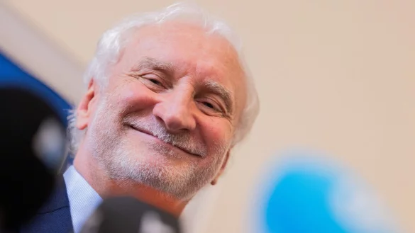 Sportdirektor Rudi V&ouml;ller l&auml;chelt. - &copy; Rolf Vennenbernd/dpa/Archivbild