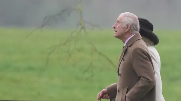 K&ouml;nig Charles III. und K&ouml;nigin Camilla verlassen Mitte Februar einen Sonntagsgottesdienst in der St. Mary Magdalene Church. - &copy; Pa/PA Wire/dpa