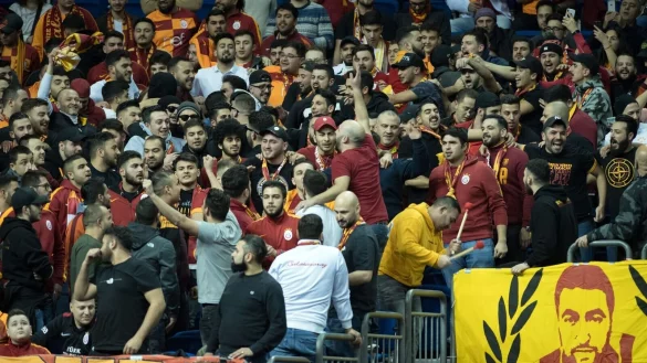 Fans von Galatasaray bejubeln ihre Mannschaft vor Spielbeginn. - &copy; Soeren Stache/dpa/Archivbild