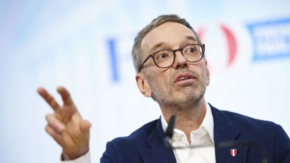 Allen Grund zur Freude: FP&Ouml;-Chef Herbert Kickl. - &copy; Eva Manhart/apa/dpa