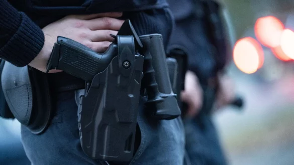 Ein Polizist steht an einer Stra&szlig;e. - &copy; Marijan Murat/dpa/Symbolbild