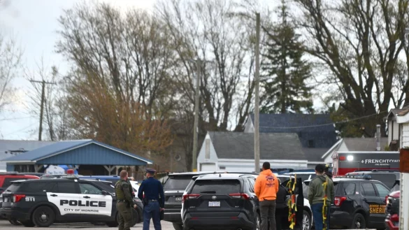 Polizeikr&auml;fte am Swan Creek Boat Club, nachdem eine Autofahrerin in das Geb&auml;ude gefahren war. - &copy; Kathleen Kildee/Detroit News/AP/dpa