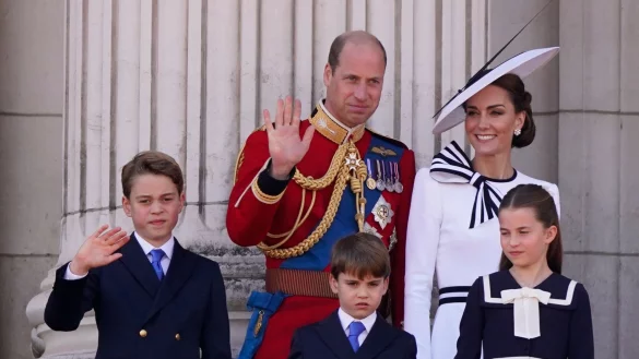 Prinz William und Prinzessin Kate auf dem Balkon des Buckingham Palastes mit ihren Kindern Prinz George (v.l.n.r.), Prinz Louis und Prinzessin Charlotte. - &copy; Alberto Pezzali/AP/dpa