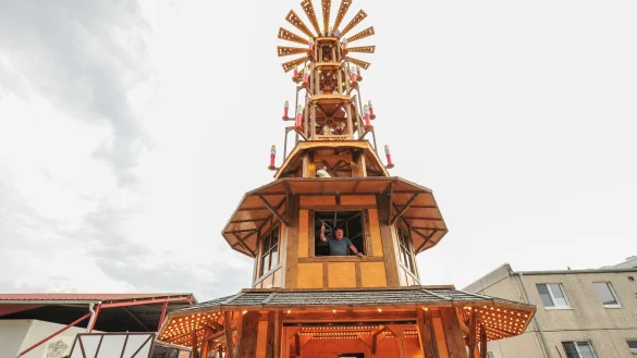 Schausteller Richard M&uuml;ller aus Essen hat die Weihnachtspyramide in Wanzleben in Auftrag gegeben. - &copy; Simon Kremer/dpa