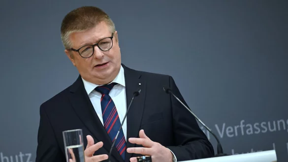 Thomas Haldenwang, BfV-Pr&auml;sident spricht bei einer Pressekonferenz. - &copy; Britta Pedersen/dpa/Archivbild