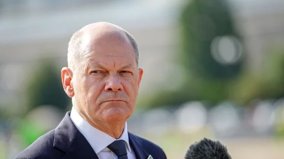 Erst hat Vance\\\' Buch Scholz ger&uuml;hrt - doch l&auml;ngst schaut er kritisch auf den Autor. (Archivbild) - &copy; Kay Nietfeld/dpa