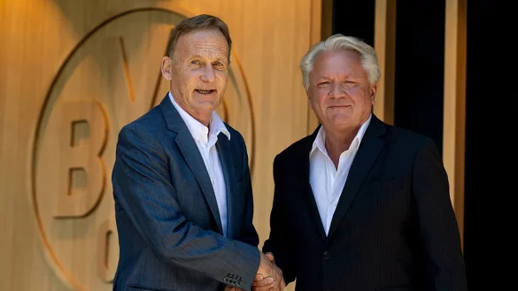 Am 29.05.2024 von Borussia Dortmund zur Verf&uuml;gung gestelltes Handout zeigt Hans-Joachim Watzke (l), Vorsitzender der Gesch&auml;ftsf&uuml;hrung von Borussia Dortmund, und Armin Papperger, Vorsitzender des Vorstands der Rheinmetall AG. Der R&uuml;stungskonzern Rheinmetall wird Sponsor bei Borussia Dortmund. - &copy; -/Borussia Dortmund/dpa