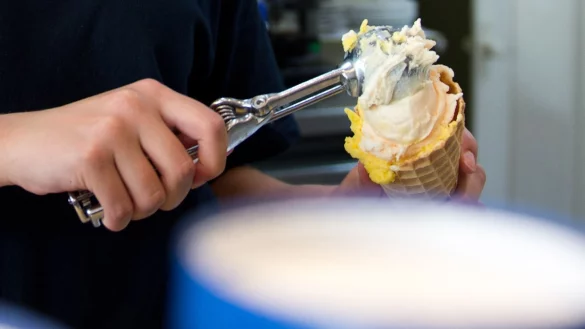 Cooler Job, aber: Wenn Sch&uuml;ler in den Ferien in einer Eisdiele arbeiten, m&uuml;ssen sie - an ihr Alter angepasst - bestimmte Arbeitszeiten einhalten. - &copy; Bernd von Jutrczenka/dpa/dpa-tmn