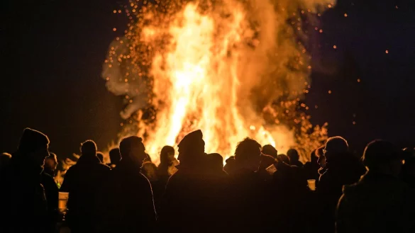 Osterfeuer im Cottbuser Ortsteiles Branitz. Immer wieder ein Thema dabei: die Feinstaubbelastung. - &copy; Frank Hammerschmidt/dpa