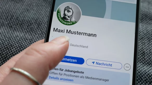 Mit einem Banner, das sich um das eigene Profilfoto legt, k&ouml;nnen Jobsuchende auf LinkedIn signalisieren: Ich suche nach einer neuen beruflichen Herausforderung. - &copy; Laura Ludwig/dpa-tmn/dpa