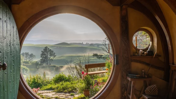Als w&auml;re man in Mittelerde: In Hobbiton l&auml;sst sich das einstige Filmset von &laquo;Herr der Ringe&raquo; und &laquo;Der Hobbit&raquo; erkunden. - &copy; Hobbiton Movie Set/dpa-tmn