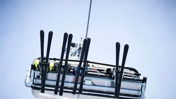 Mit dem Sessellift geht es bequem auf den Berg. - &copy; Annette Riedl/dpa-tmn