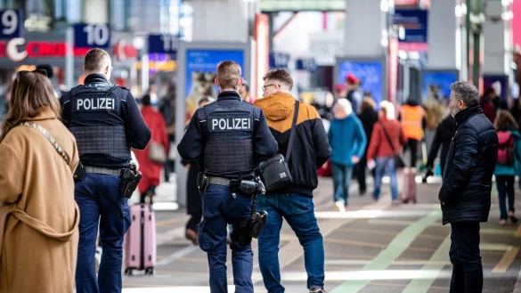 Der Bahnhof der baden-w&uuml;rttembergischen Landeshauptstadt wurde von der Polizei komplett gesperrt und evakuiert. Mittlerweile ist der Hauptbahnhof wieder f&uuml;r Fahrg&auml;ste zug&auml;nglich. - &copy; Christoph Schmidt/dpa