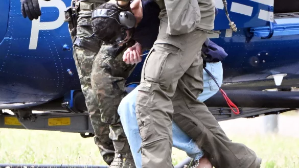 Barfu&szlig; brachten Polizisten den Tatverd&auml;chtigen zum Ermittlungsrichter am BGH. - &copy; Uli Deck/dpa