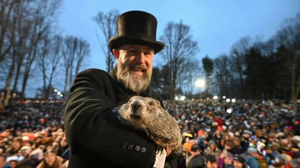 Erst vor wenigen Wochen sagte Murmeltier Punxsutawney Phil - hier gehalten von Murmeltierbetreuer A.J. Dereume - einen fr&uuml;hen Fr&uuml;hling f&uuml;r dieses Jahr voraus. - &copy; Barry Reeger/AP/dpa