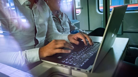 Die Nutzung &ouml;ffentlicher WLAN-Zug&auml;nge birgt Sicherheitsrisiken, da Fremde Daten abgreifen k&ouml;nnten. Wer sensible Daten sch&uuml;tzen m&ouml;chte, sollte ein VPN verwenden. - &copy; Peter Steffen/dpa