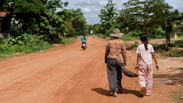 Viele Kinder in S&uuml;dostasien arbeiten zusammen mit ihren Verwandten, statt zur Schule zu gehen. - &copy; World Vision/dpa
