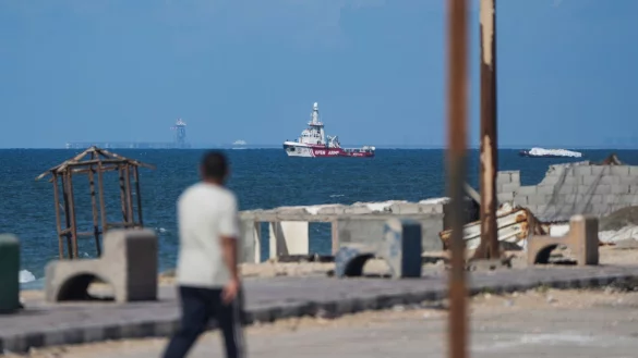 Ein Schiff der Hilfsorganisation Open Arms n&auml;hert sich der K&uuml;ste des Gazastreifens und schleppt einen Lastkahn mit 200 Tonnen humanit&auml;rer Hilfe. - &copy; Abdel Kareem Hana/AP
