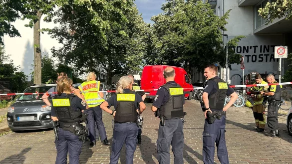Polizisten sperren den Tatort ab - ein Mann ist in Berlin-Gesundbrunnen durch einen Messerstich in den Bauch get&ouml;tet worden. - &copy; Sven Kaeuler/dpa